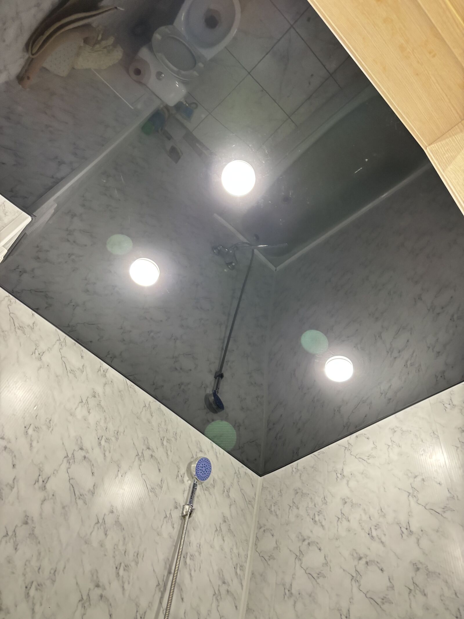 Глянцевый натяжной потолок